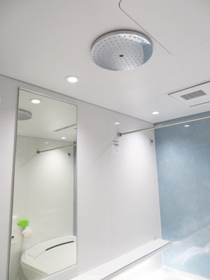 TOTO シンラ オーバーヘッドシャワーで全身爽快! TOTO シンラ オーバーヘッドシャワーで全身爽快!